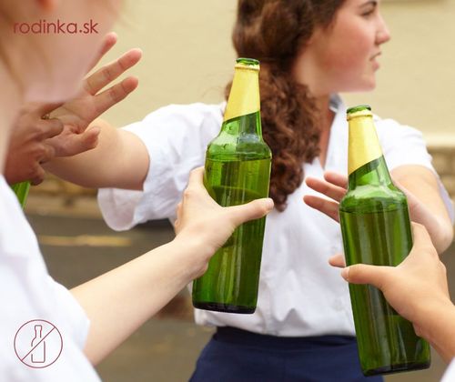 Alkohol ponúka deťom rodina.
